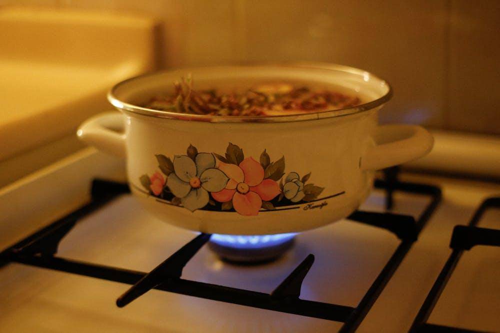 ilustrasi membuat kaldu dari tulang 